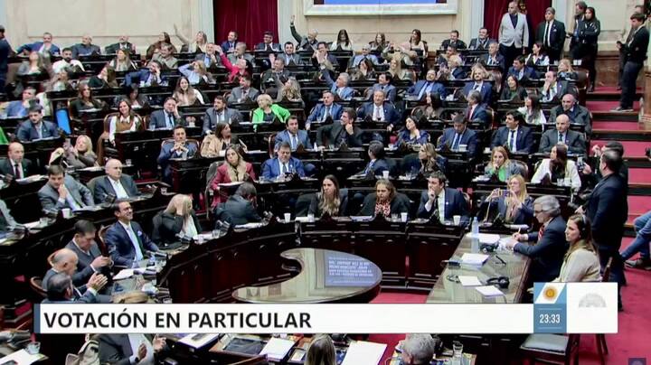 "Adorni no se va", el cantito de los diputados libertarios después de aprobar el Super RIGI