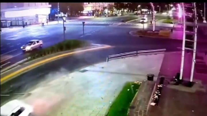 Un conductor borracho perdió el control, rompió una baranda y se subió a la Plaza de la República