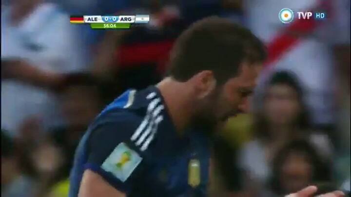El golpe de Neuer a Higuaín que no fue penalizado con penal para Argentina en 2014