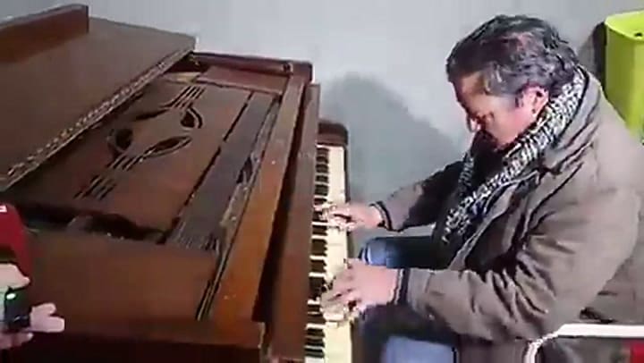 Carlos es sanjuanino, vive en la calle y musicalizó la fría noche en River - Fuente: Twitter