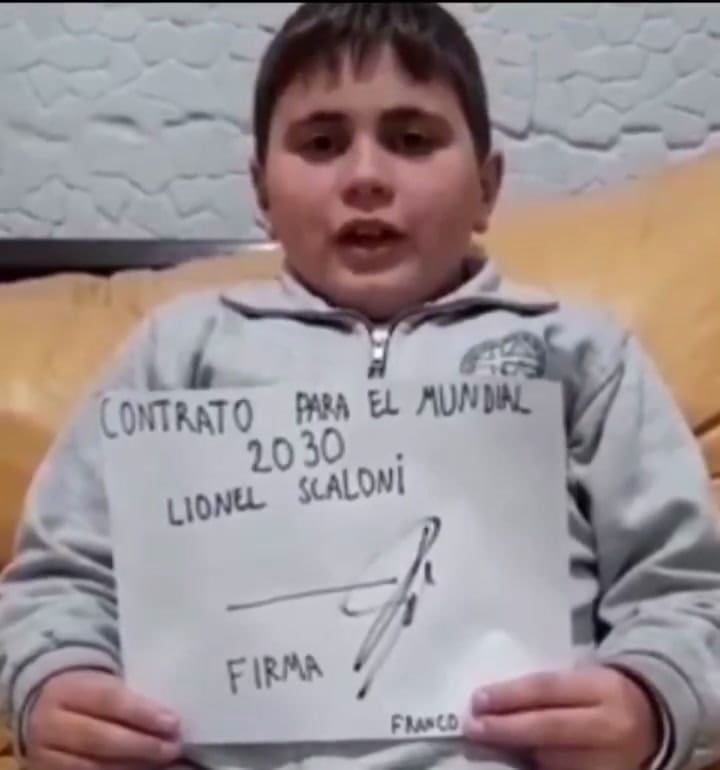 Un niño le hizo firmar un contrato a Lionel Scaloni para que esté en el Mundial 2030 y le pidió a Chiqui Tapia que lo firme