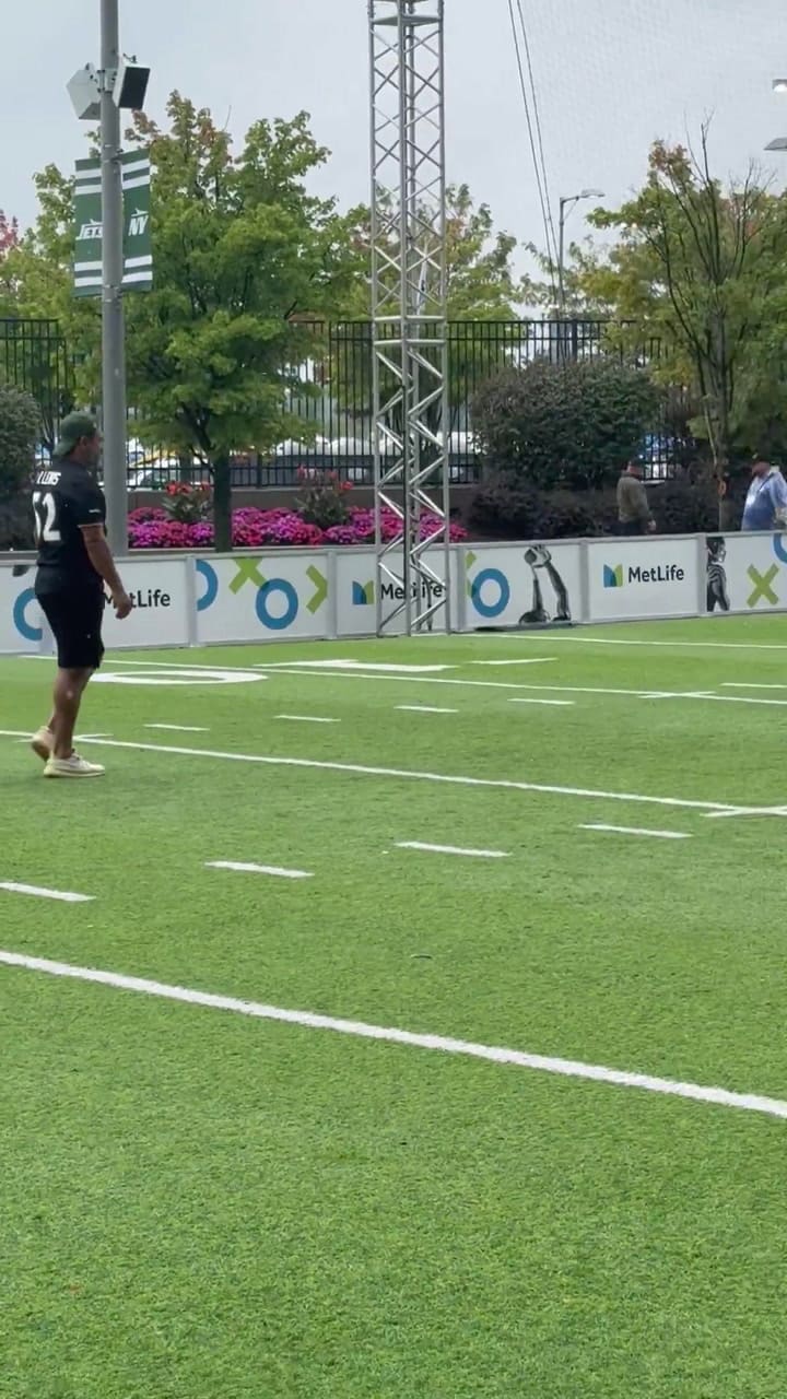 Carlos "El Pescadito" Ruiz se anima al futbol americano
