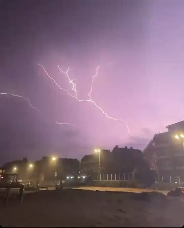 Impactante seguidilla de rayos en Pinamar