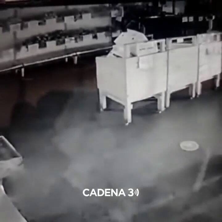 Tomaron de rehén a un hombre, lo obligaron a entrar a una verdulería para robar y lo balearon