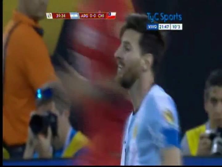 Amarilla a Messi