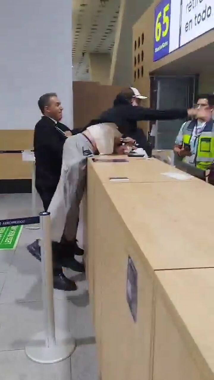 Un grupo de pasajeros fue retirado de un avión y terminó a las piñas con persona de una aerolínea en México