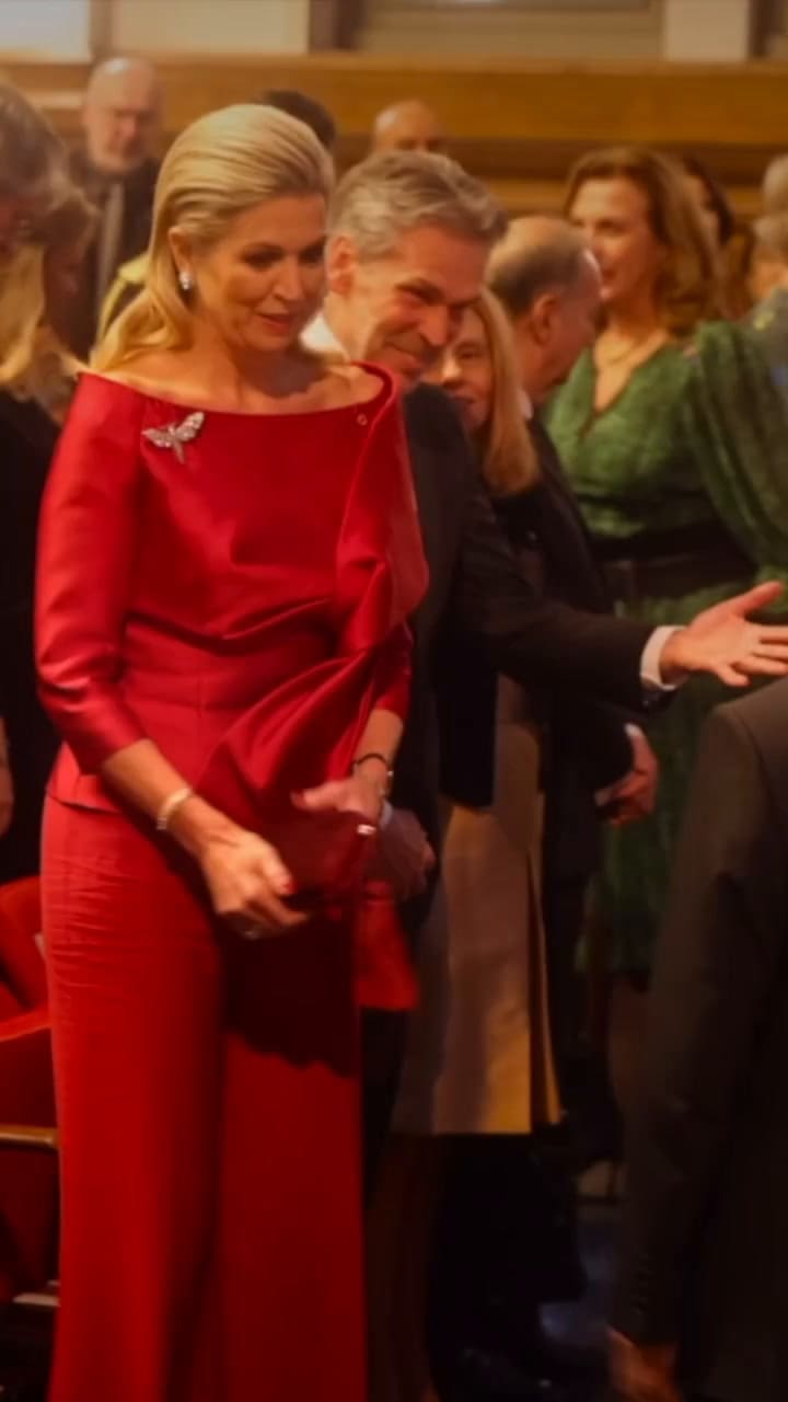 El elegante look total red de Máxima Zorreguieta