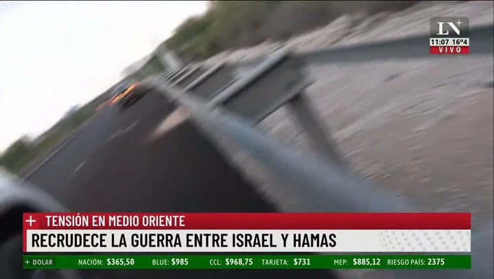 El equipo de LN+ en medio de un bombardeo