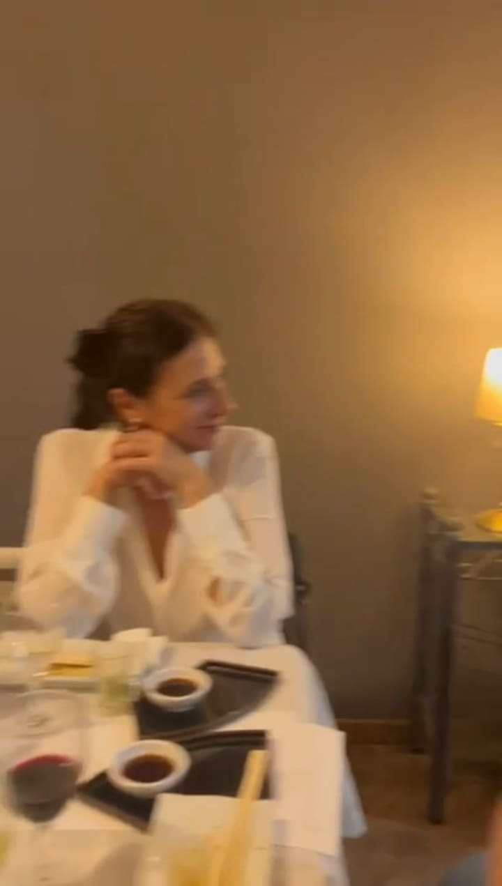 Manuel presenta sus comidas a sus invitados