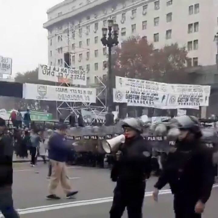 Así rociaron con gas pimienta a los diputados que marchaban afuera del Congreso