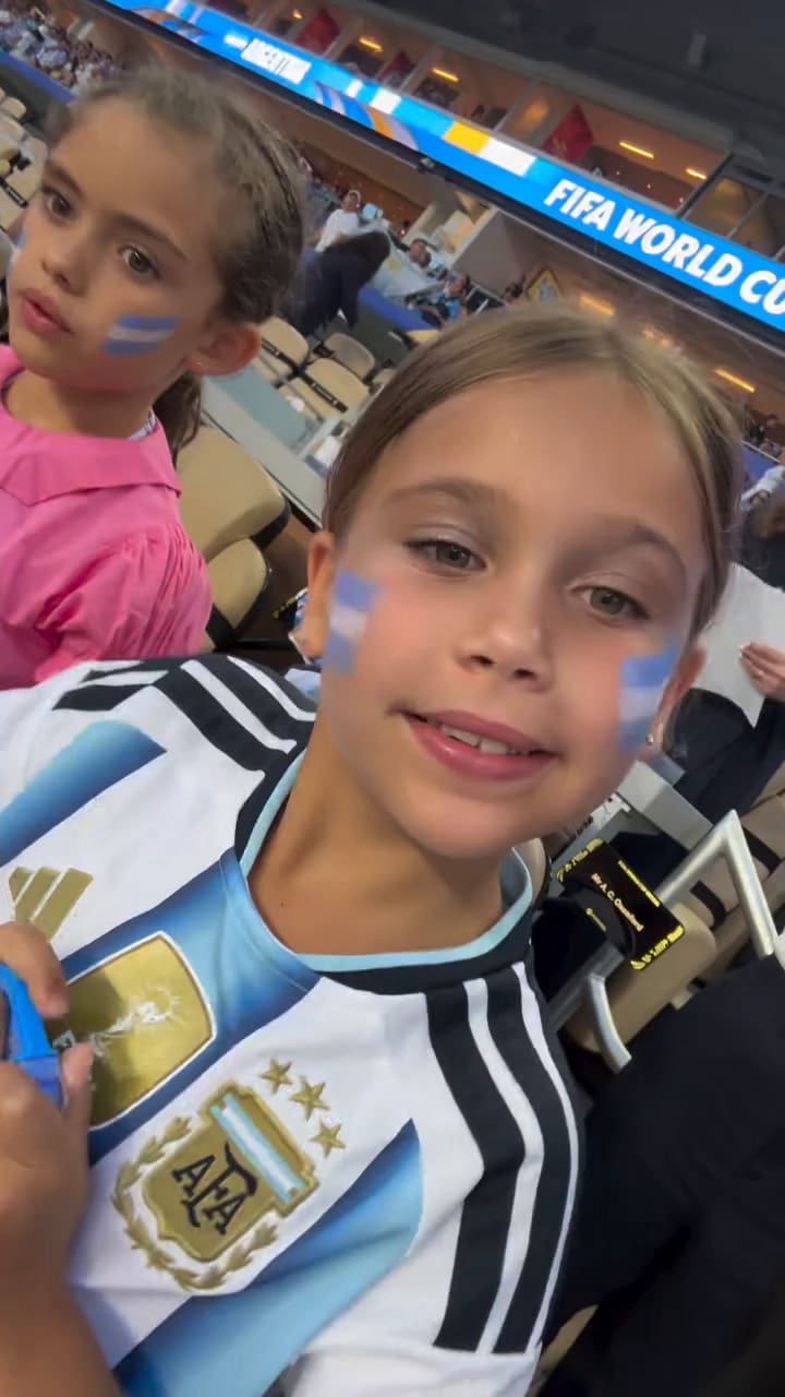 Una de las hijas de Simeone se maquilló con los colores de la selección