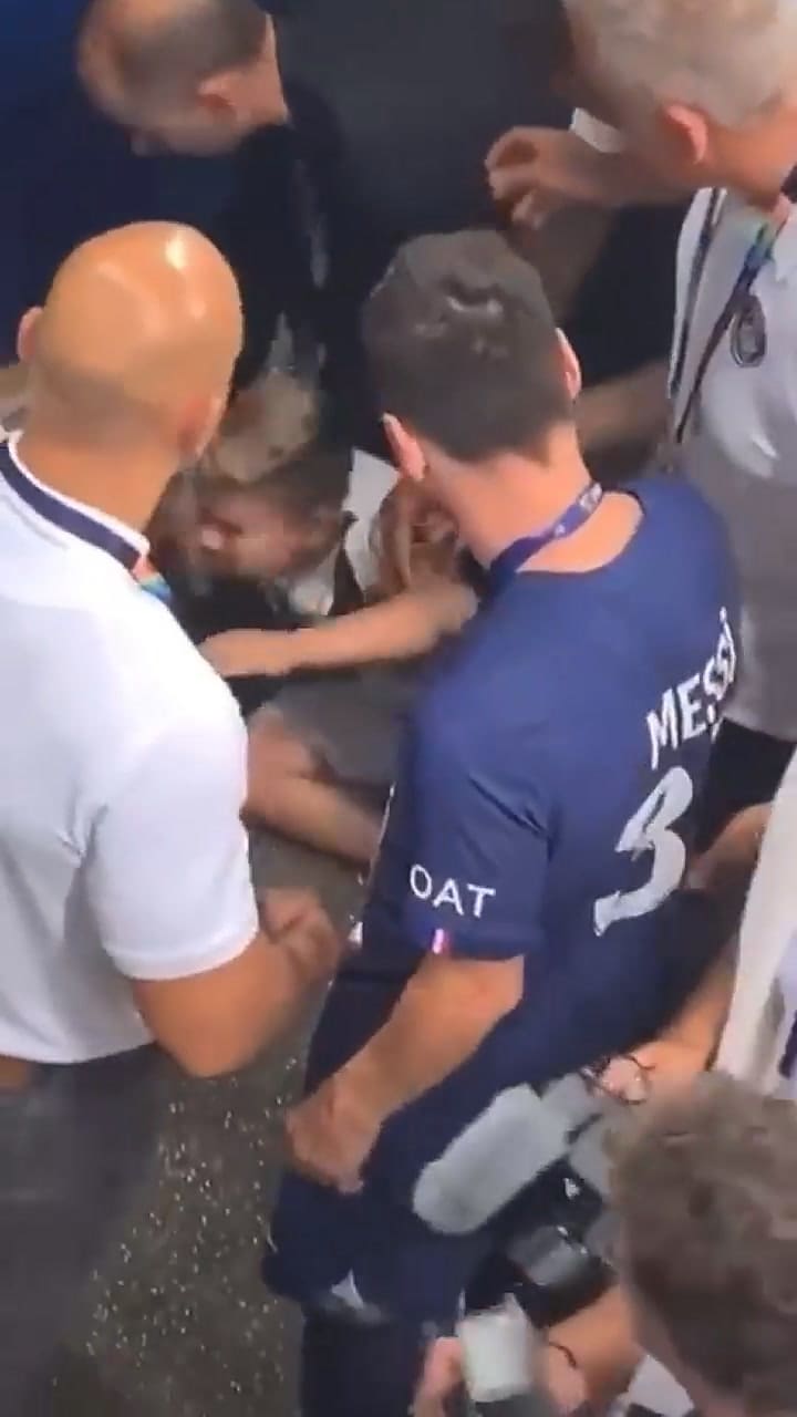 El tierno gesto de Lionel Messi con un nene que saltó al campo para saludarlo