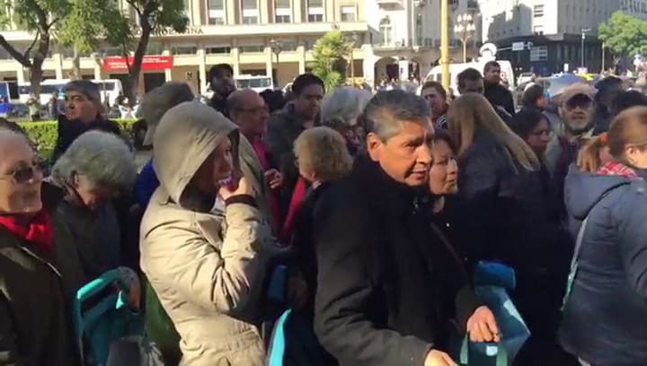 Productores regalan fruta en plaza de mayo