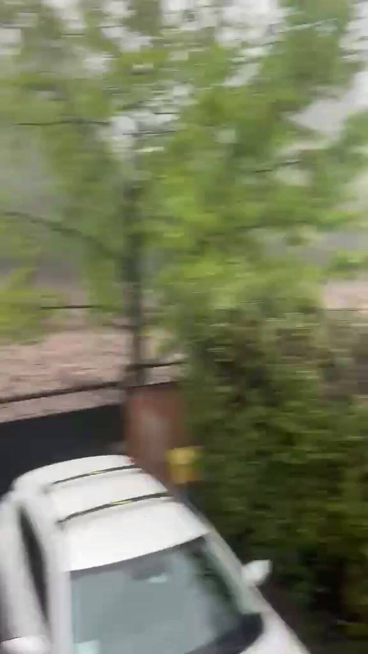 Un micro es arrastrado por el agua en una de las calles