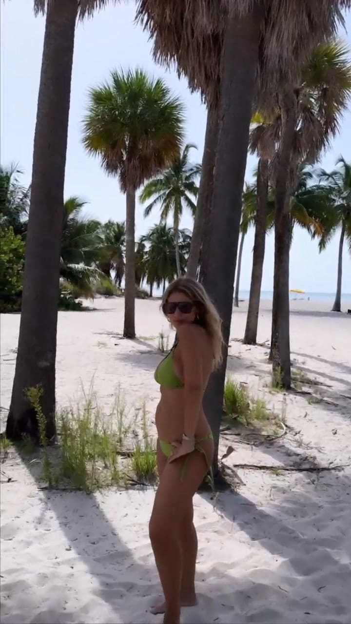 Flavia Palmiero se adelantó al verano y brilló con trajes de baño