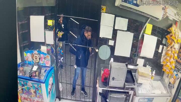 El sospechoso fue filmado cuando hacía una compra en un quisoco