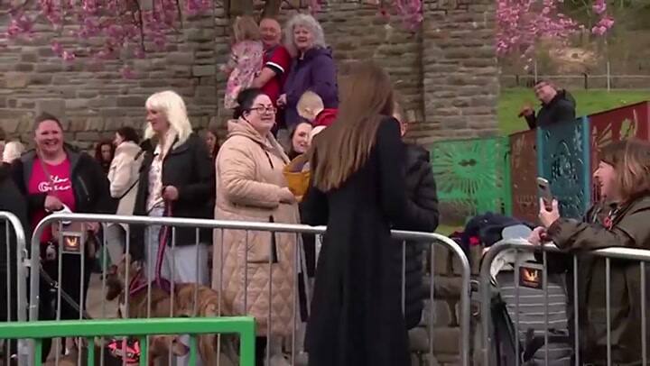 Un bebé le 'robó' el bolso a Kate Middleton