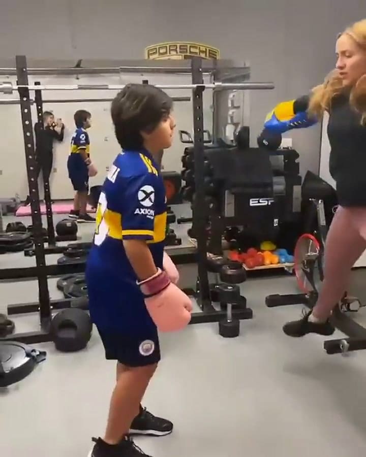 Benjamín Agüero practica boxeo con la camiseta 10 de Boca - Fuente: Instagram