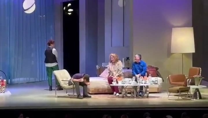 La reacción de una espectadora por la que casi deben parar la función de la obra de Verónica Llinás y Tomás Fonzi