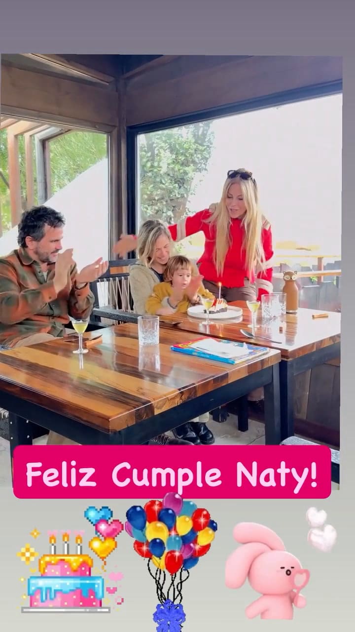 Graciela Alfano celebrando el cumpleaños de su nuera Natalia junto a su hijo Francisco y su nieta Catalina