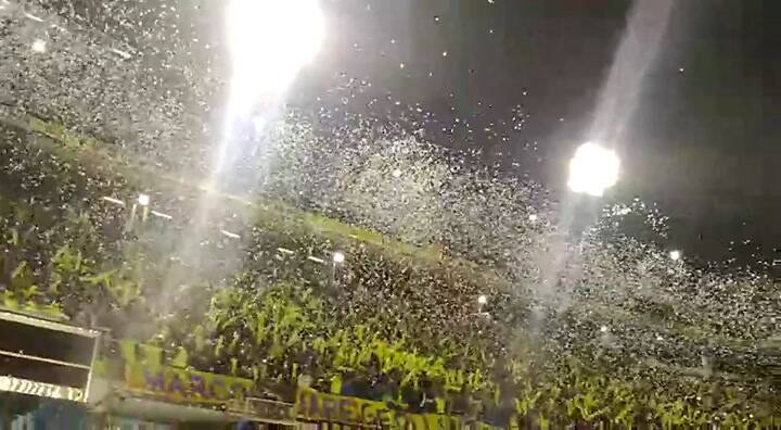 Se retrasó el inicio del partido porque tiraron papelitos