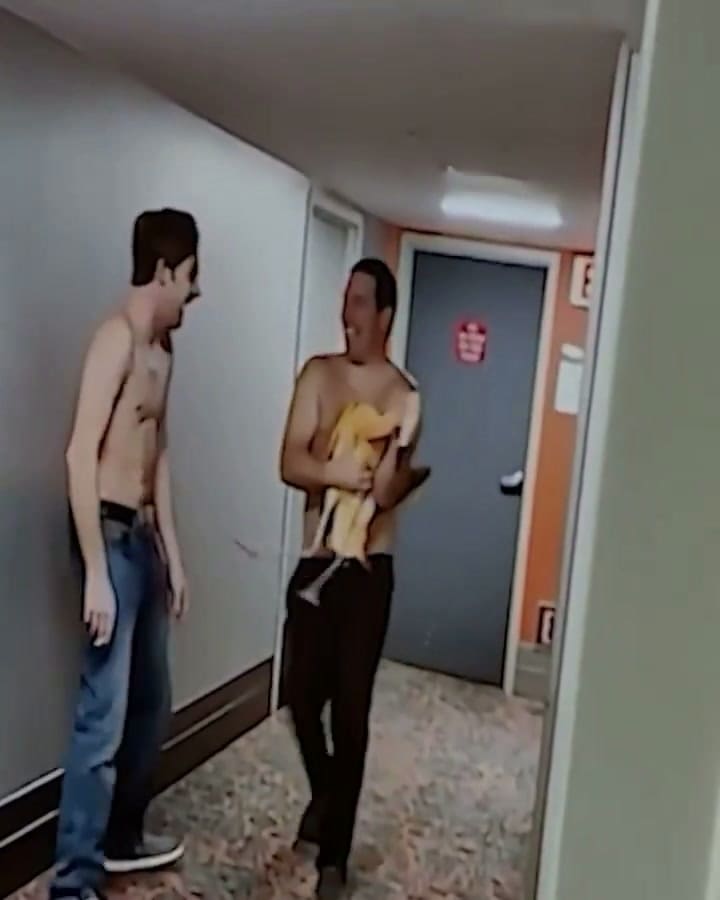 El hombre canadiense también fue captado en los pasillos de hotel