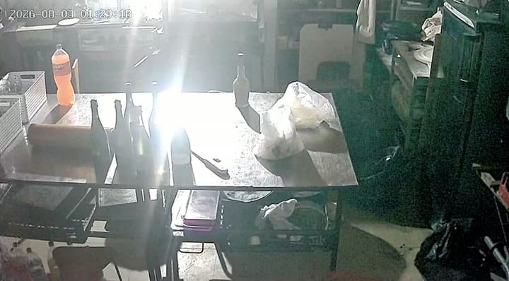 Entró a un salón de fiestas infantiles, comió ahí y se robó diez kilos de pizzas
