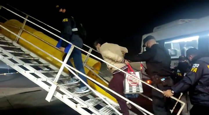Así subieron a Marcos al avión en el que se iría deportado hacia Perú