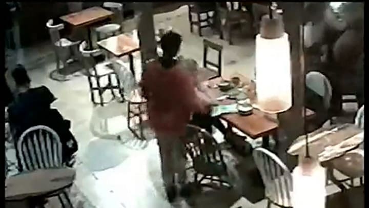 Robó un teléfono en un bar de Las Cañitas y el comerciante lo tacleó para atraparlo