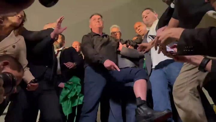 Jair Bolsonaro desafió a la Corte de Brasil: mostró su tobillera electrónica y habló con la prensa