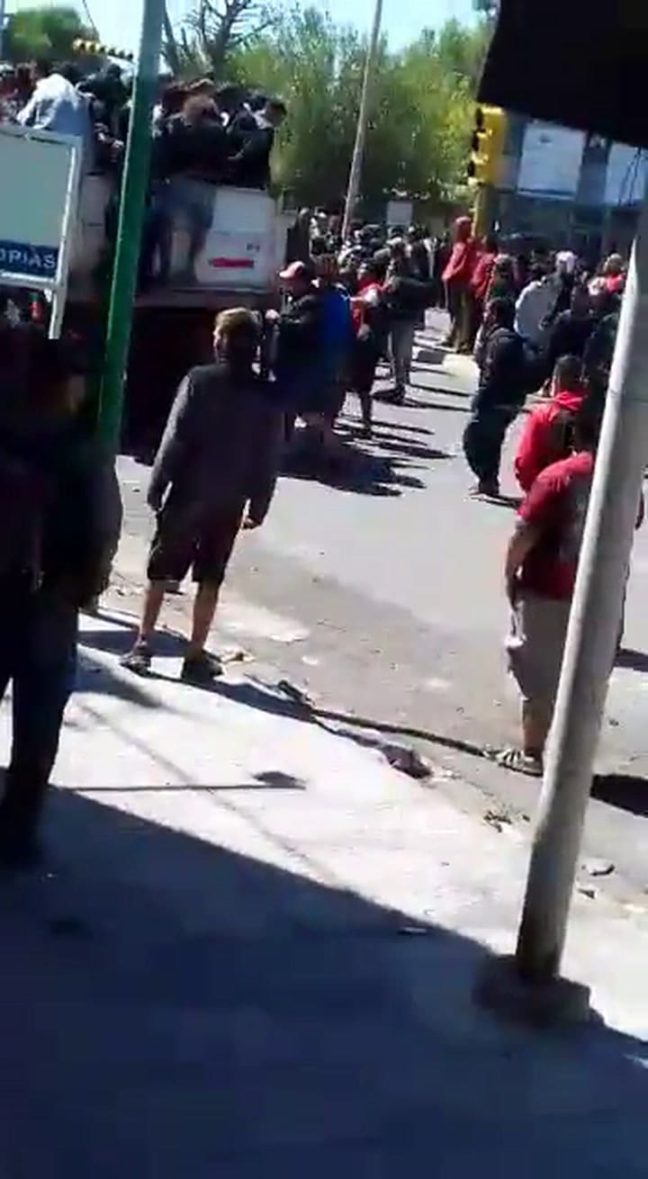 Evacúan en camiones a los fans del Indio Solari