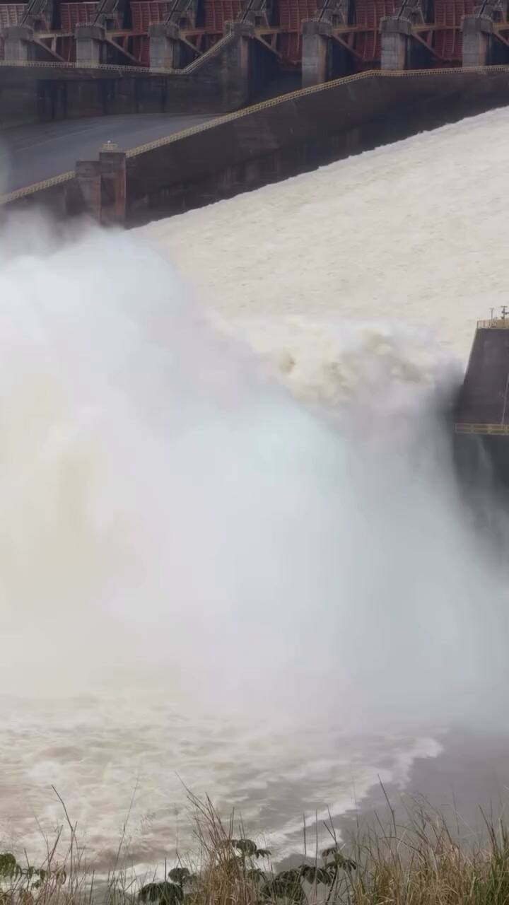 Las compuertas del vertedero de la Central Hidroeléctrica de Itaipú fueron abiertas