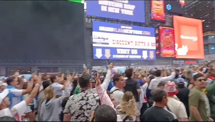 Miles de argentinos se juntan en Times Square para alentar a la selección