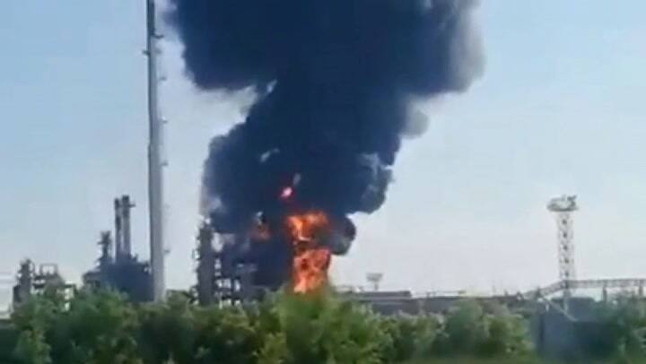El momento en el que un dron colisiona contra la segunda refinería más grande de Rusia