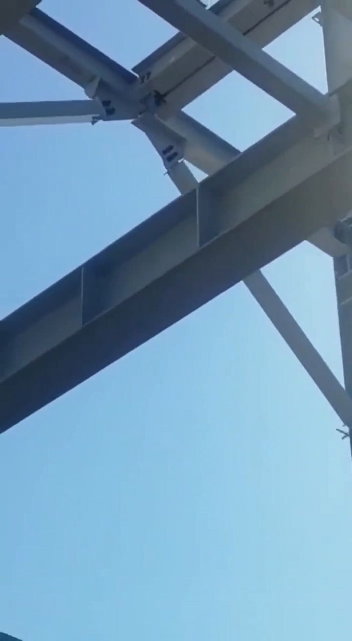 El momento en el que un dron colisiona contra la segunda refinería más grande de Rusia