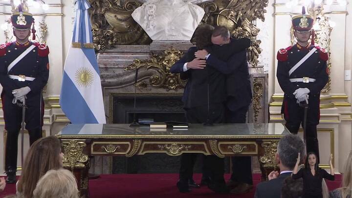El efusivo abrazo entre Milei y Adorni