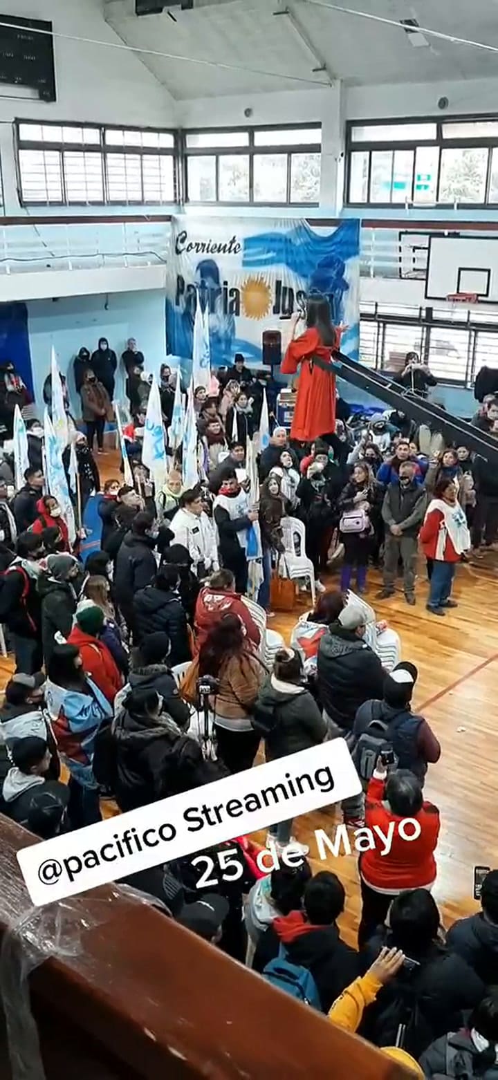 Una cantante interpretó el himno colgada de una grúa
