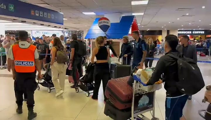 La familia del Dibu Martínez al llegar a Ezeiza