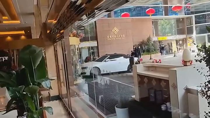 Un hombre estalló su auto contra un hotel