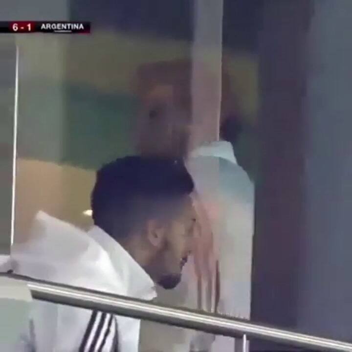 Lionel Messi sufrió la goleada desde el palco y se fue de la cancha a falta de 12 minutos