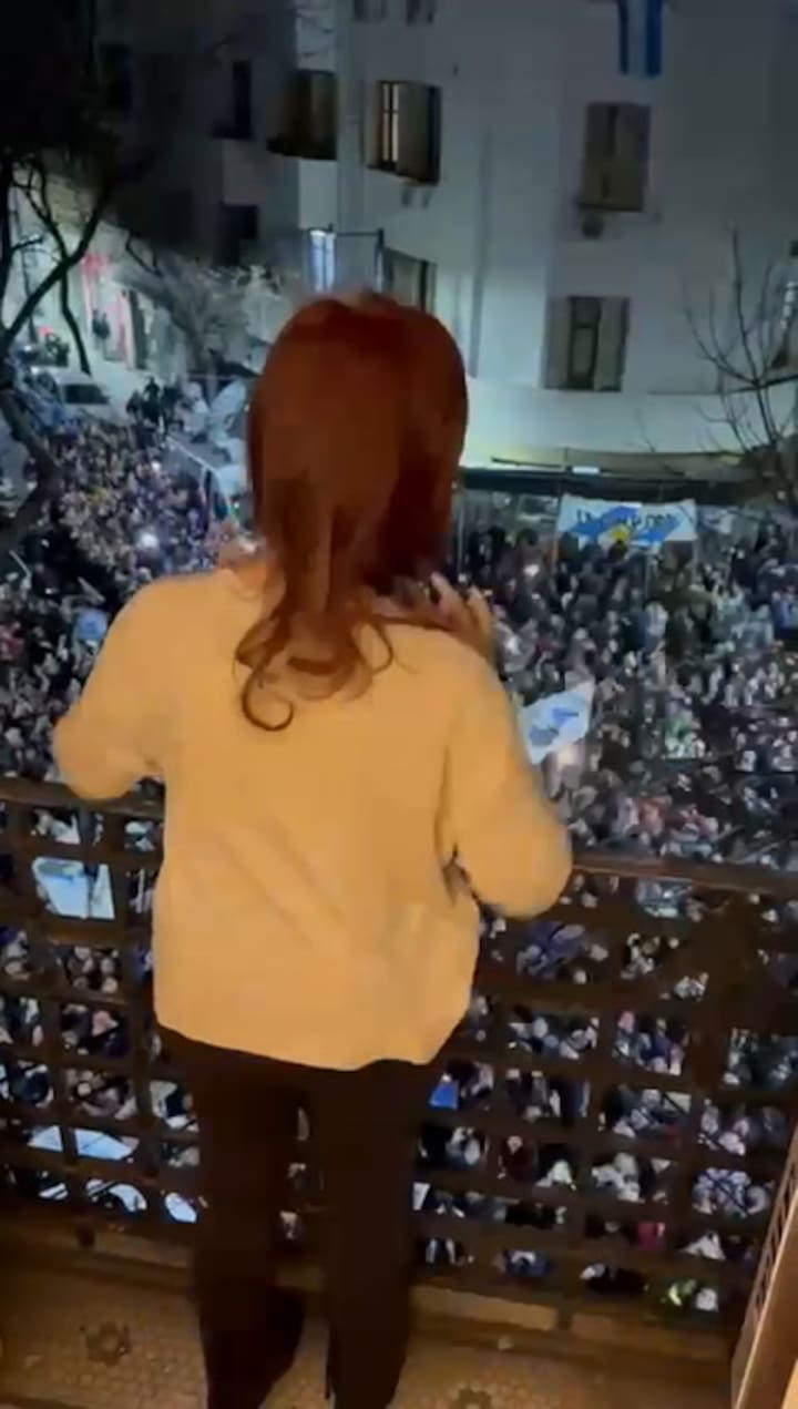 Cristina Kirchner, cuando salió a festejar al balcón