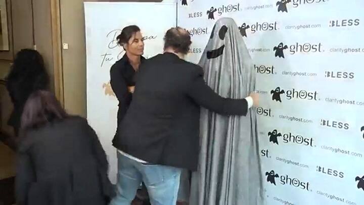 La campaña en la que participó Julio Iglesias generó una polémica en las redes.