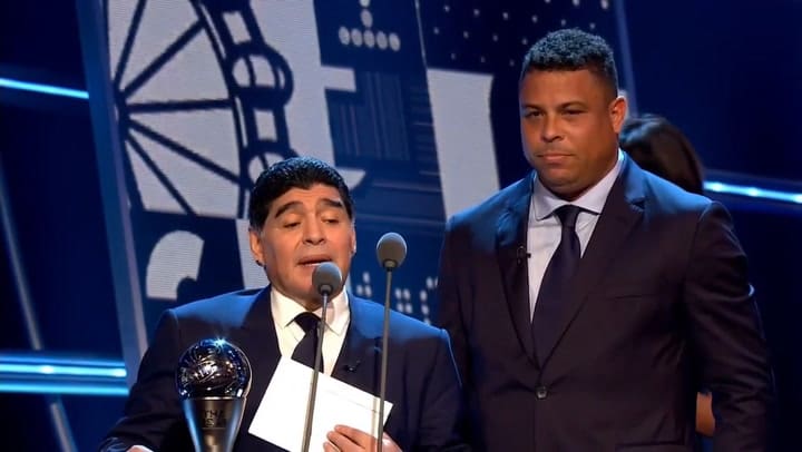 El blooper de Maradona antes de entregar el premio