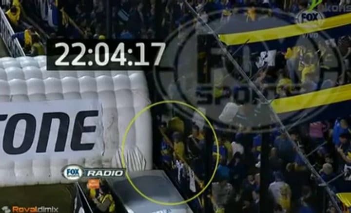 El momento exacto en el que tiran gas pimienta en el Boca-River