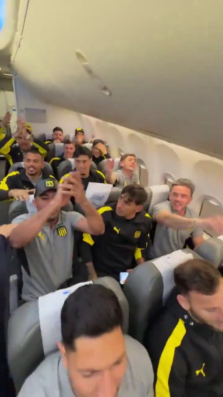El video de los jugadores de Peñarol en el vuelo de Aerolíneas