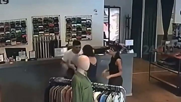 A patadas: así echaron las empleadas de un local a un ladrón