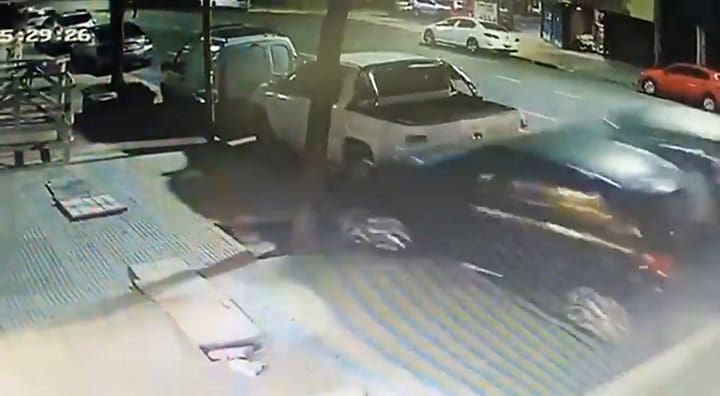 El momento en que un automóvil choca a otros cuatro que estaban estacionados