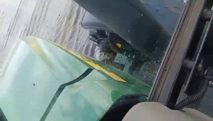 El nivel de agua en los caminos rurales de Bragado