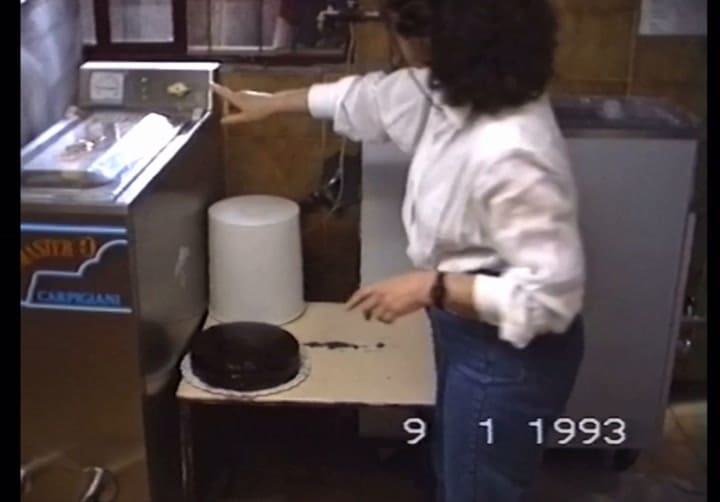 LUGARES Lucy Explica Parte Del Proceso De Elaboración De Helado - Enero 1993