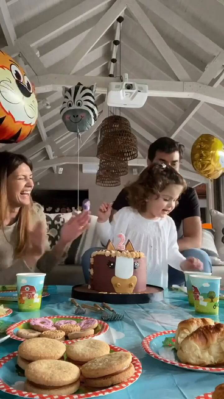 Belita sopla torta rodeada de sus padres - Fuente: Instgram